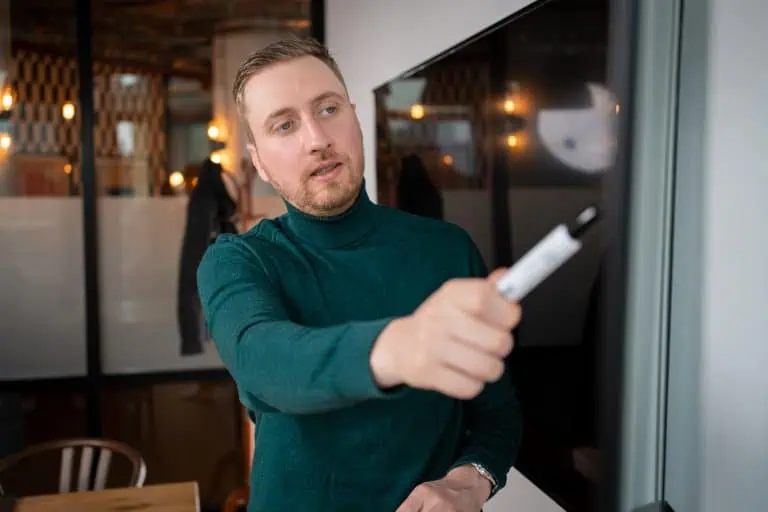 Übersicht der steuerfreien PV-Leistung je Gebäudeart ab 2025. Erläuterung des 0% Umsatzsteuersatzes für Photovoltaik.